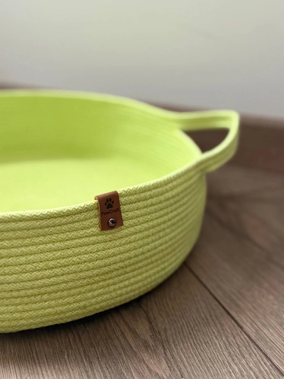 Зелёная лежанка PawCraft с ручками, боковой вид